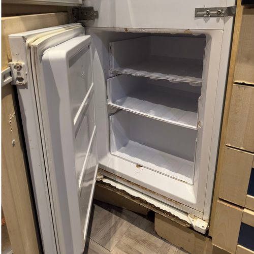 Clean empty fridge after deep clean